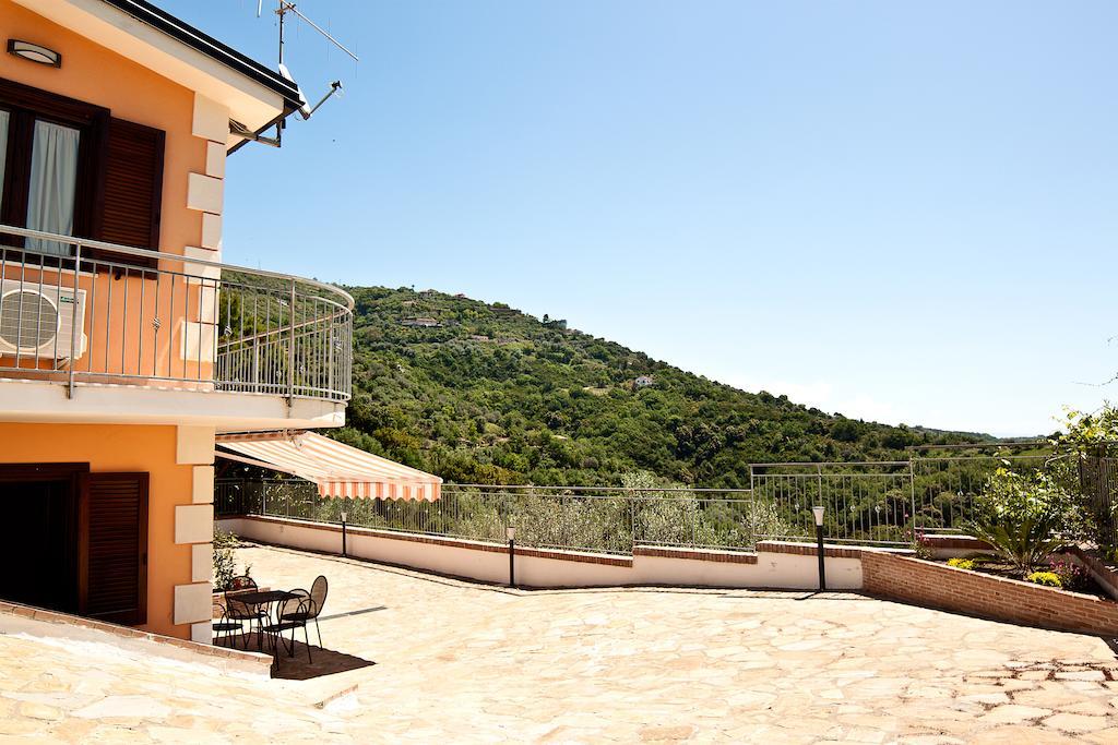 I Tre Pini Apartment ปอลลิกา ภายนอก รูปภาพ